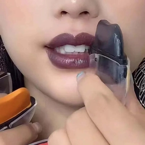 Colour-changing mother-of-pearl glitter lipstick