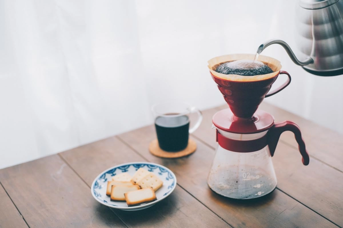 Hario V60 Pour Over Coffee Starter Set, Size 02, Red