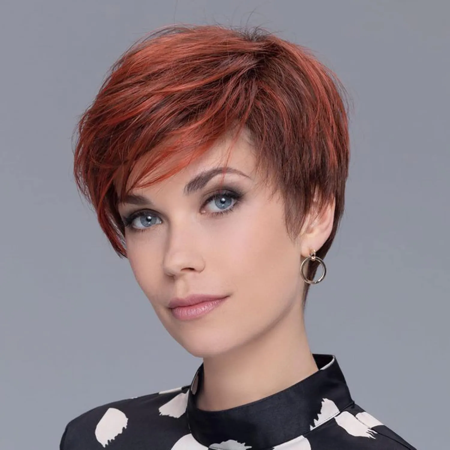 TISHINING Short Red Pixie Cut Wigs for White Women Copper Red Mixed Brown Highlight Synthetic Hair Wig with Bangs Layered Natural Wavy Hair Wig for Daily Party Use